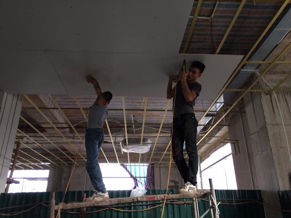 Đội thợ thi công trần thạch cao tại Hà Nội