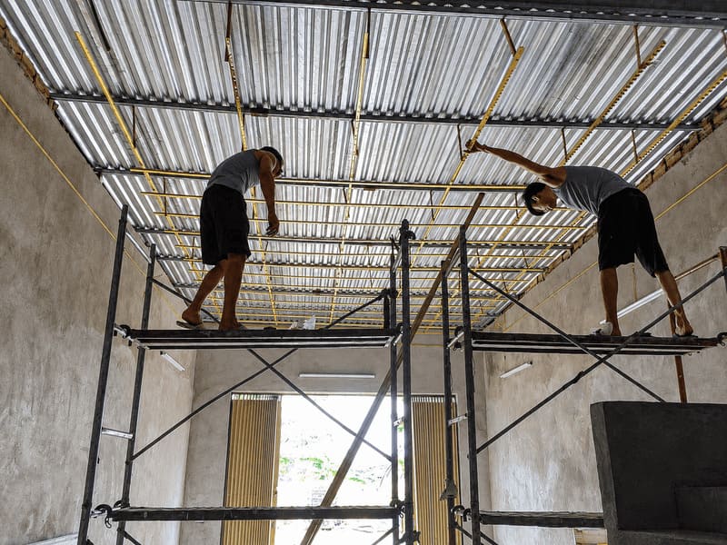 Thợ thi công trần thạch cao chìm phẳng tại Hà Nội